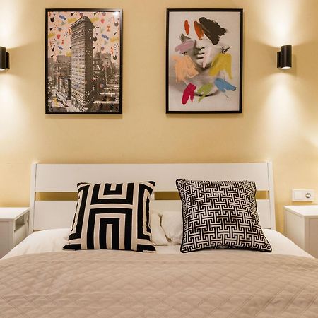 Appartamento Experience City Nightlife From A Sleek Lavish Pad Budapest Esterno foto