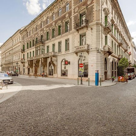 Appartamento Experience City Nightlife From A Sleek Lavish Pad Budapest Esterno foto